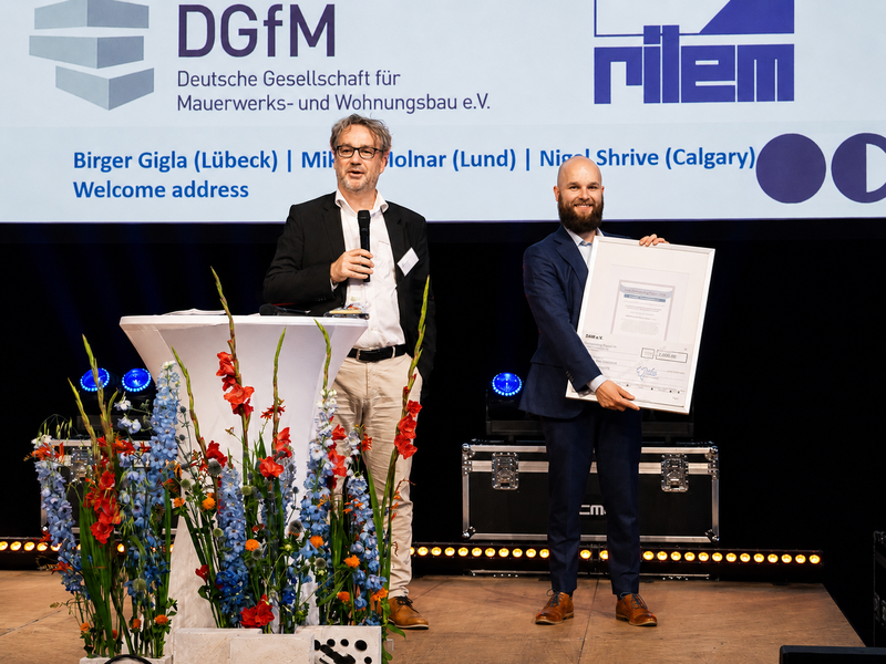 Prof. Dr. Detleff Schermer und Dr.-Ing. Paul Capewell bei der Verleihung des DAfM-Hochschulpreises 2026.
