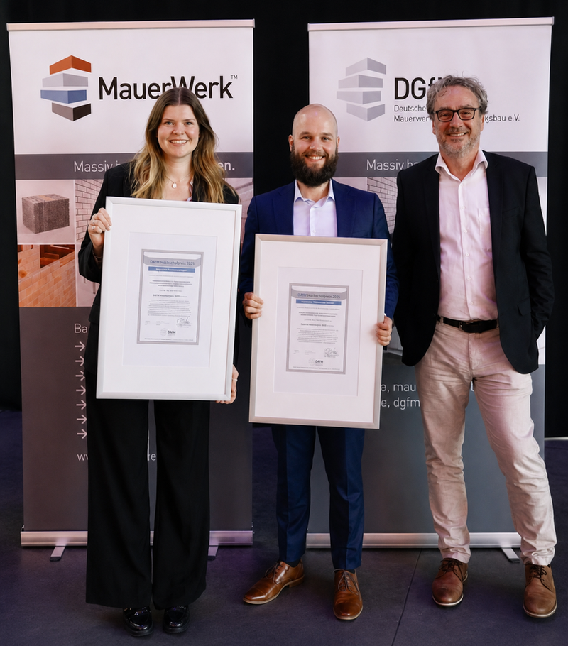 Carla Klein und Dr. Paul Capewell mit ihren Urkunden zum DAfM-Hochschulpreis 2026, gemeinsam mit Laudator Prof. Detleff Schermer bei der International Masonry Conference in Lübeck.