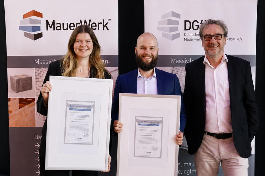 Carla Klein und Dr. Paul Capewell mit ihren Urkunden zum DAfM-Hochschulpreis 2026, gemeinsam mit Laudator Prof. Detleff Schermer bei der International Masonry Conference in Lübeck.